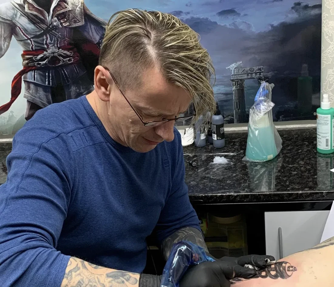 Predi bei der Arbeit an einem Tattoo im Studio Tintenblut
