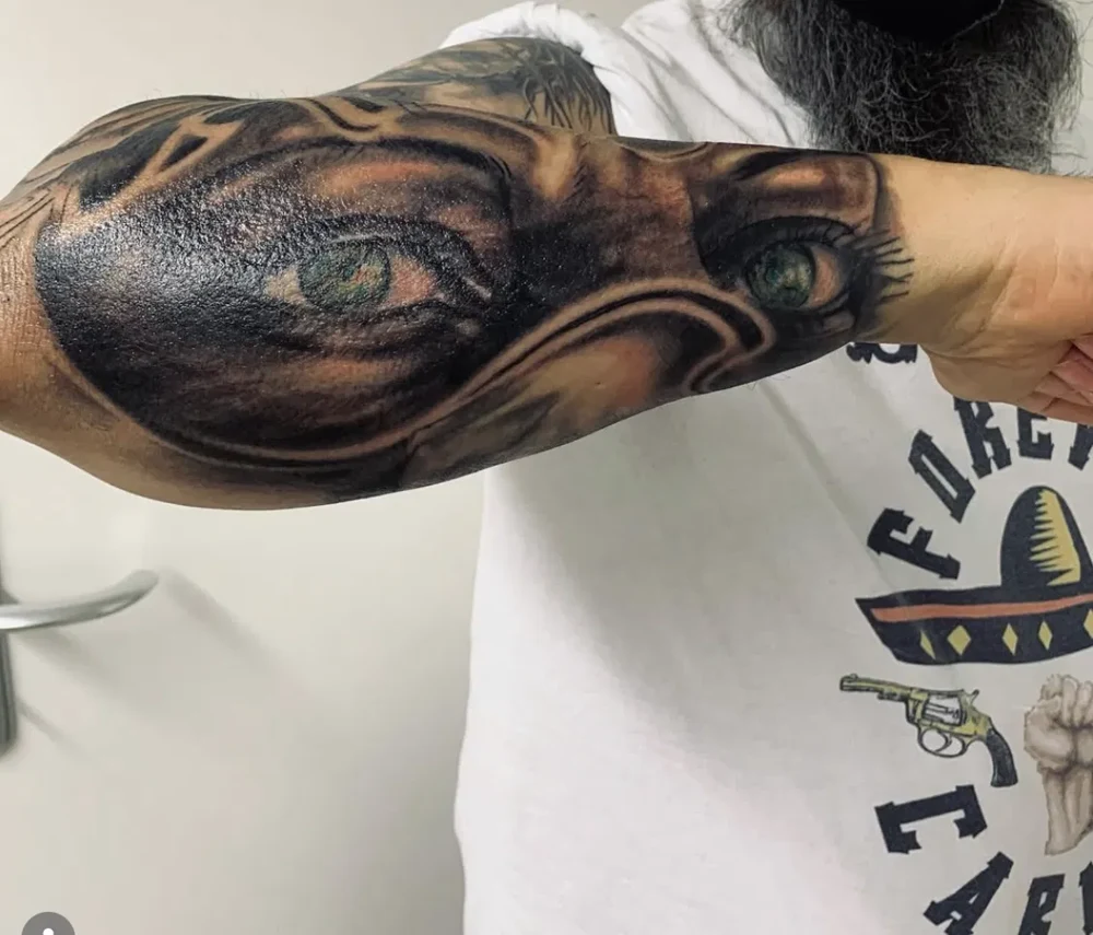 Realistisches Cover-Up-fähiges Tattoo eines Auges am Unterarm