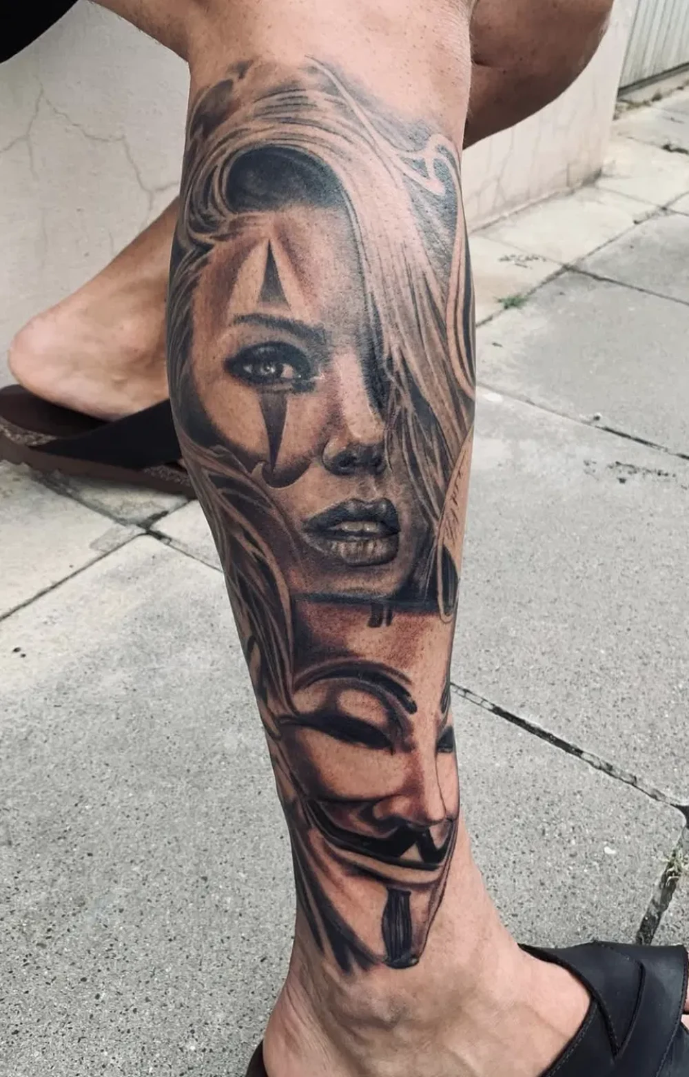 Individuell entworfenes Custom-Tattoo mit Portrait-Motiv am Unterschenkel
