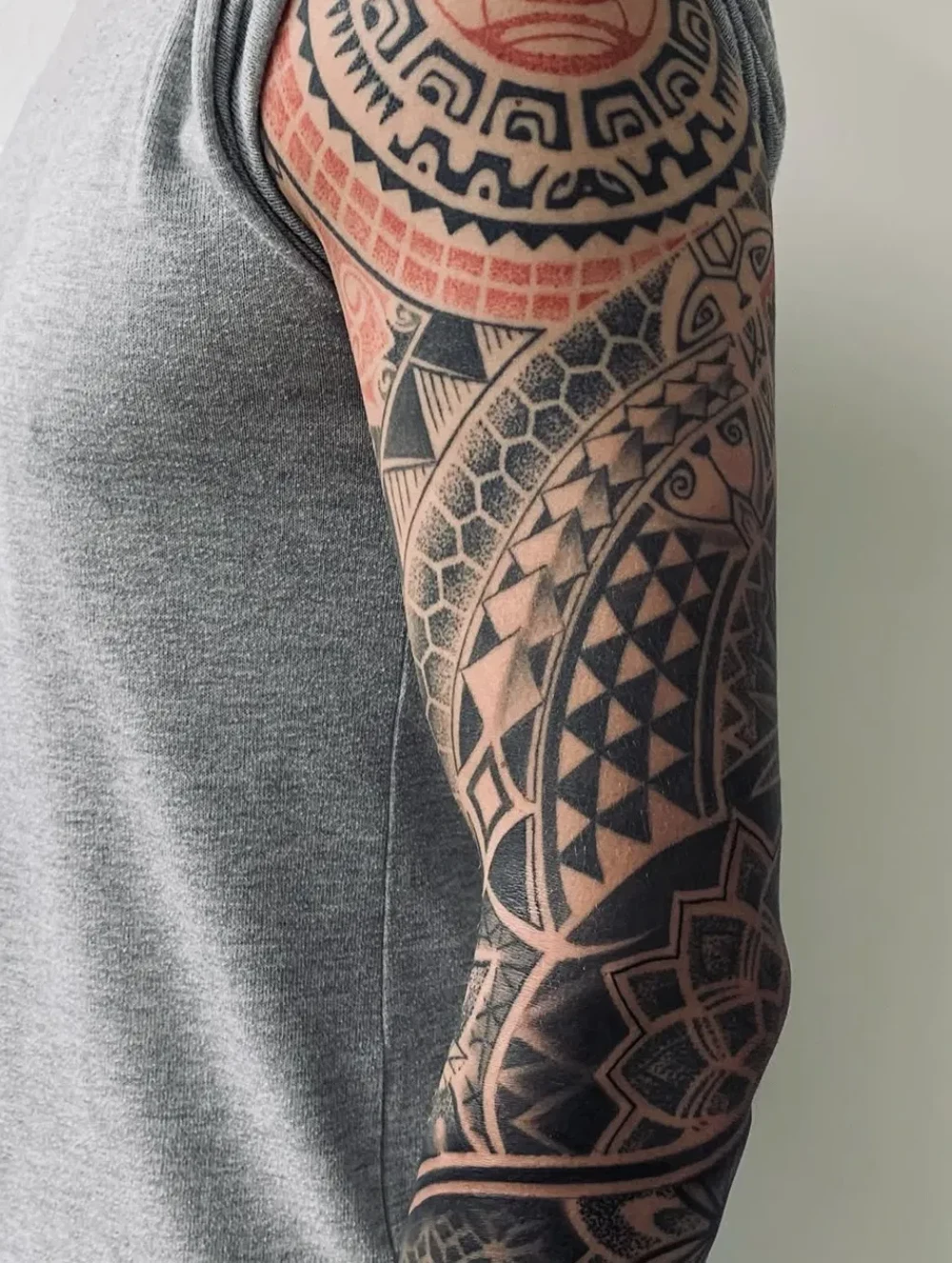 Blackwork- und Dotwork-Sleeve mit geometrischem Muster